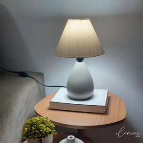 Abajur de mesa em Cerâmica com Cúpula de Linho - Ilúmine Decor